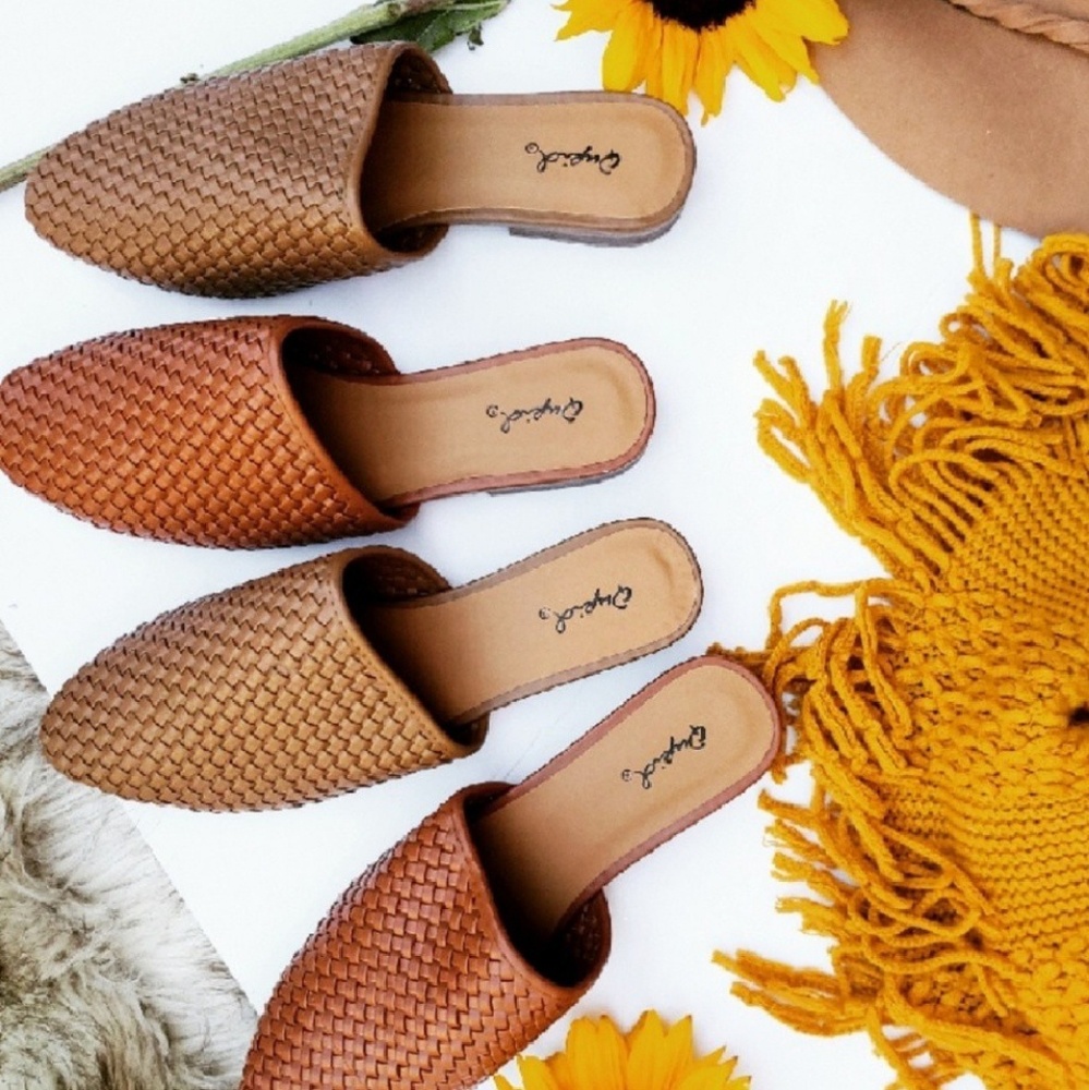 🆕️// The Clementine// Chestnut woven Mule/Flat